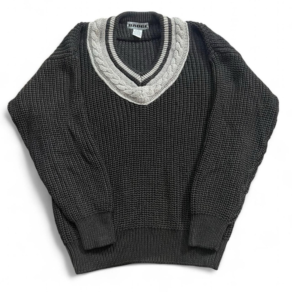 Badge V-Neck Knit Pullover Sweater Size Medium Y2K Cozy Fall Winter